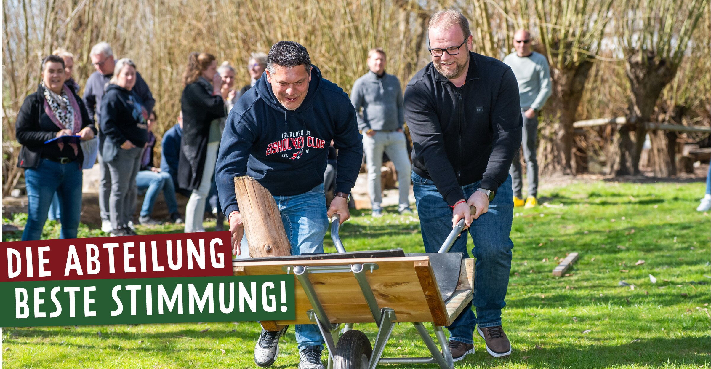 Firmenfeier auf dem Bauernhof: Team beim Schubkarrenrennen
